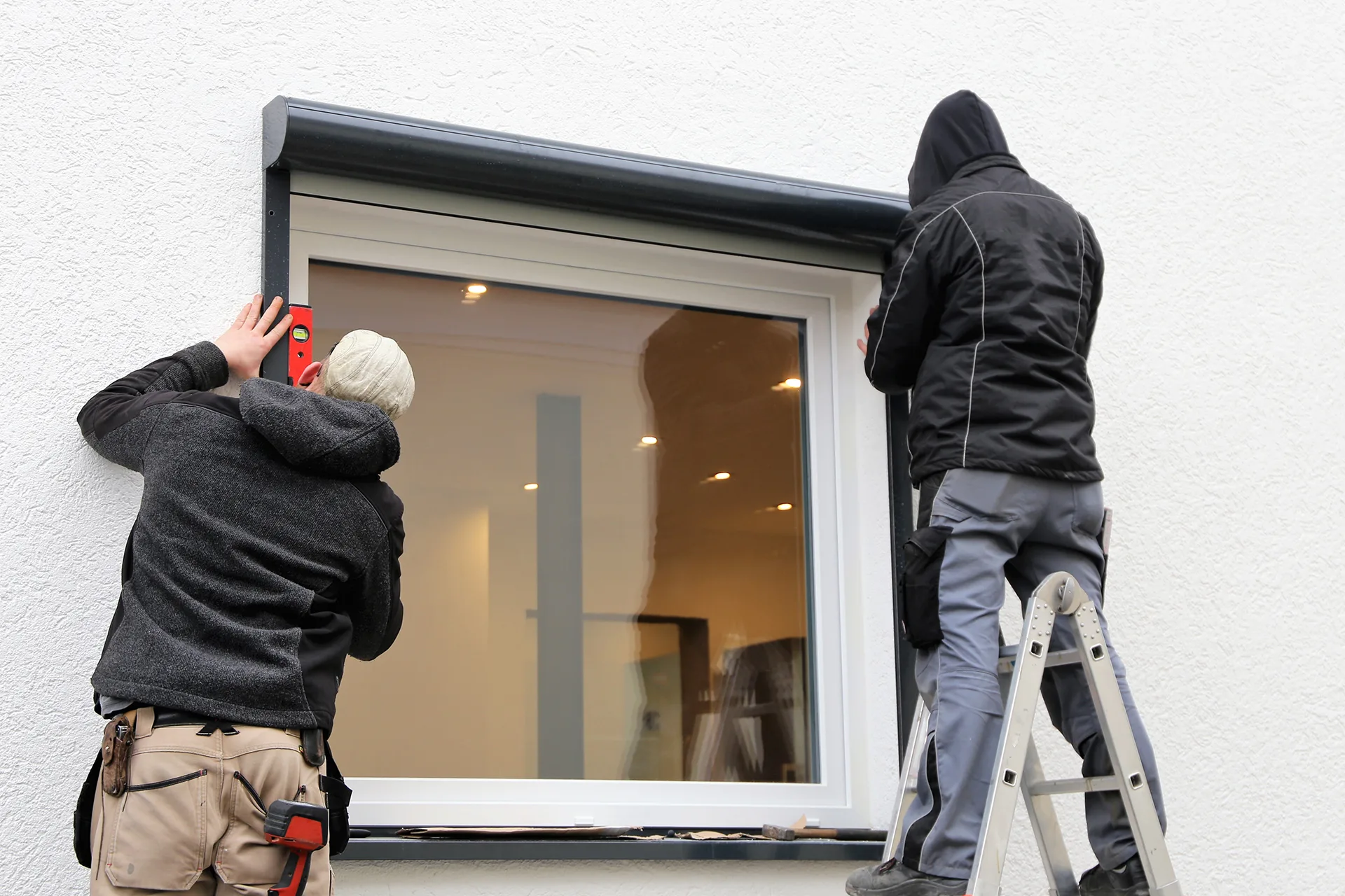 Arbeiter montieren einen Rollladen
