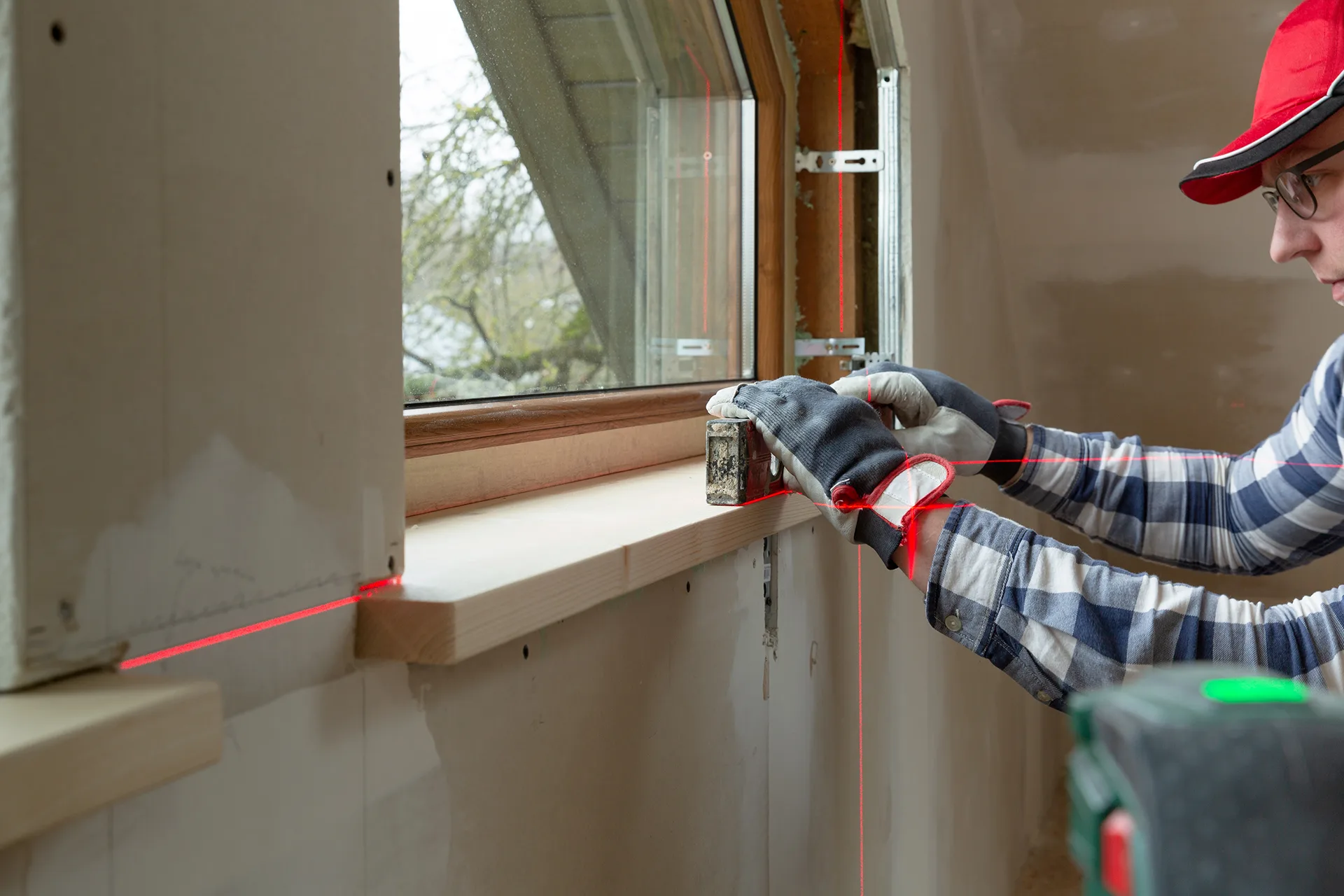 Fensterbauer bei der Montage in Nienburg